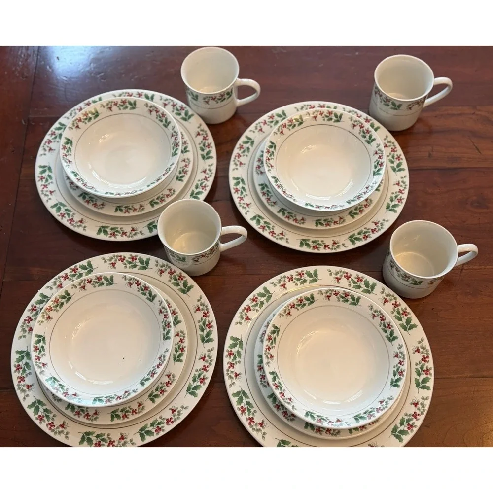 Gibson Christmas Charm Holly Berry 16-Piece Dinnerware Set, Service for 4